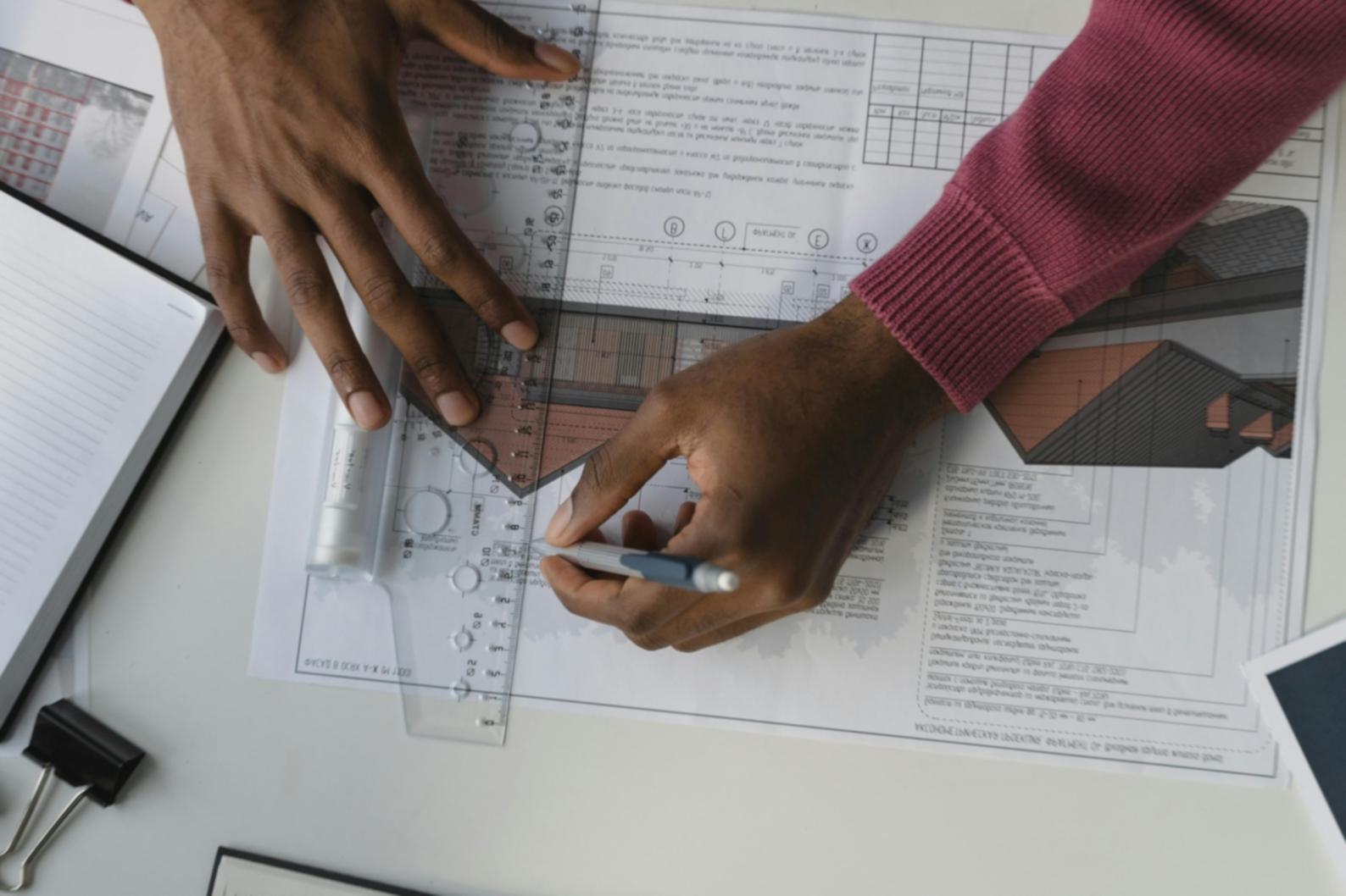 Team di artisti al lavoro su progetti creativi