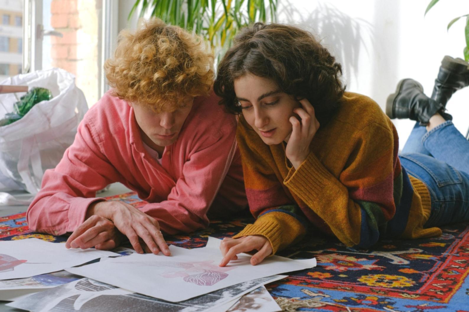 Ambiente di lavoro creativo con tavoletta grafica e opere d'arte digitali